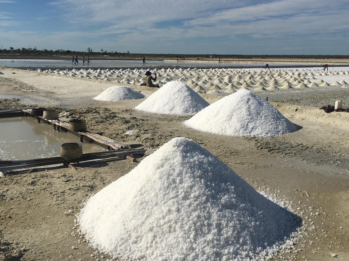 Impressionnantes pyramides de sel à Antsira