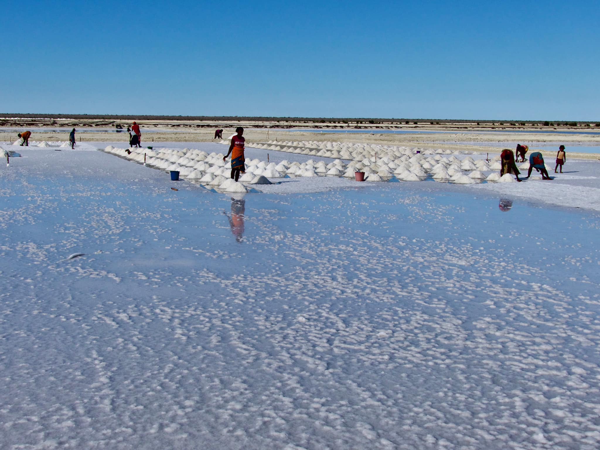 Pyramides de sel séchant sous le soleil de Belo sur Mer