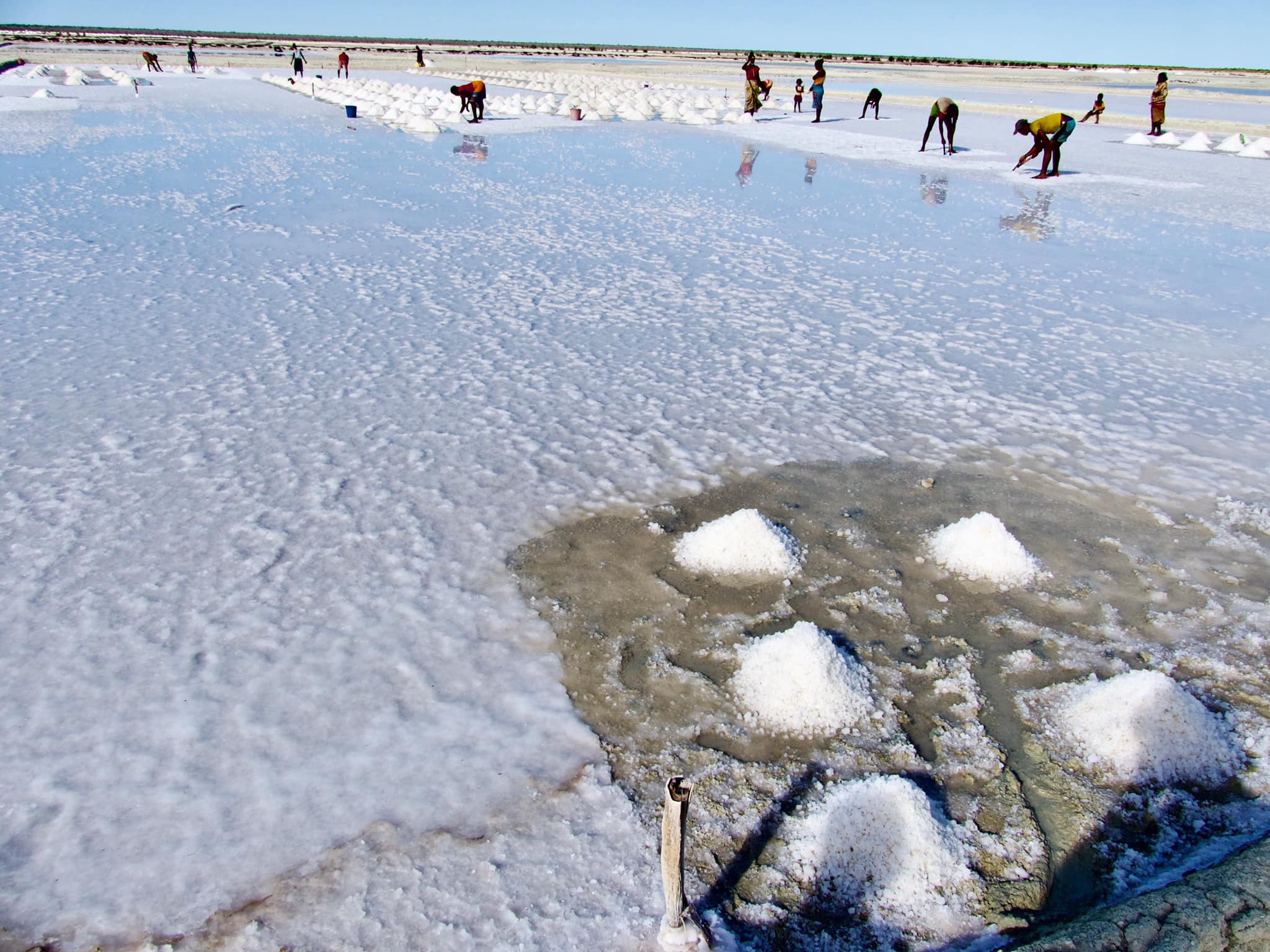 Paysage des salines d'Antsira avec pyramides de sel